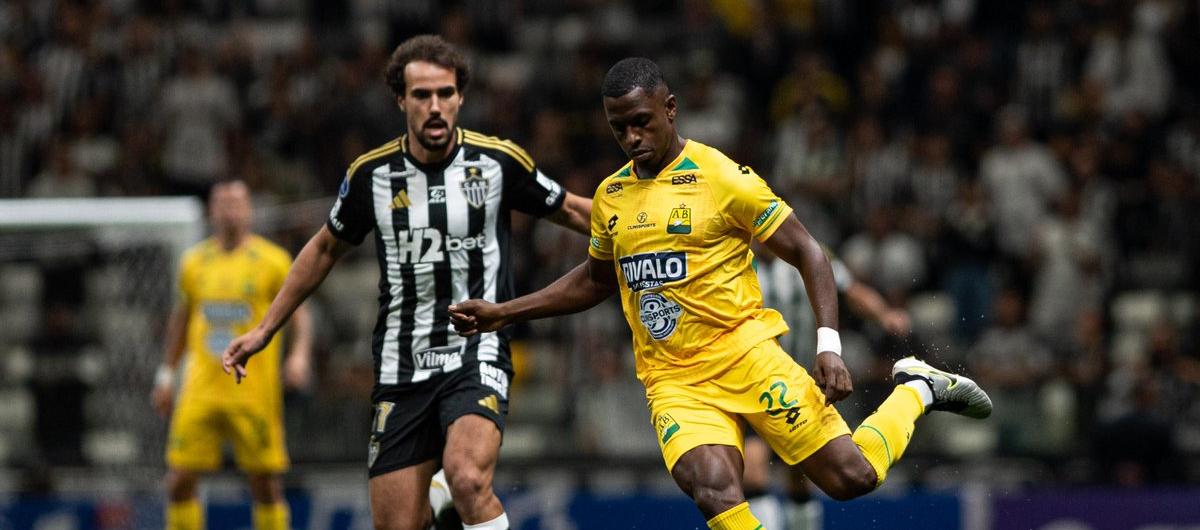 Fabry Castro disputando una pelota con Igor Silveira Gomes.