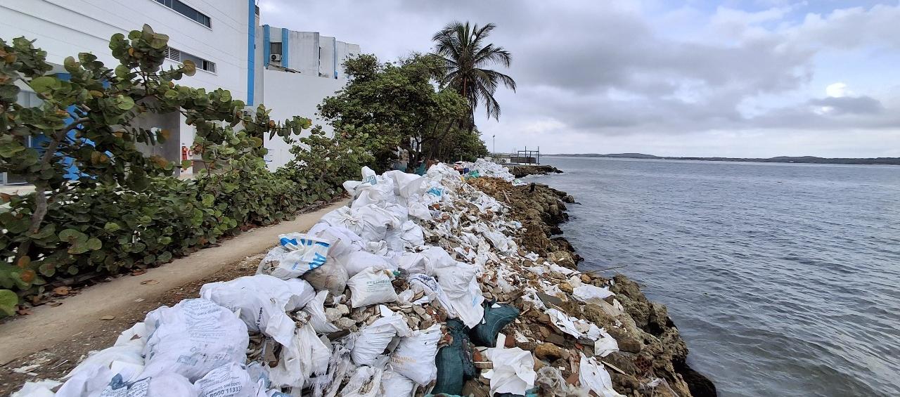 Playas en Cartagena afectadas por impacto ambiental de los sacos de arena plásticos. 