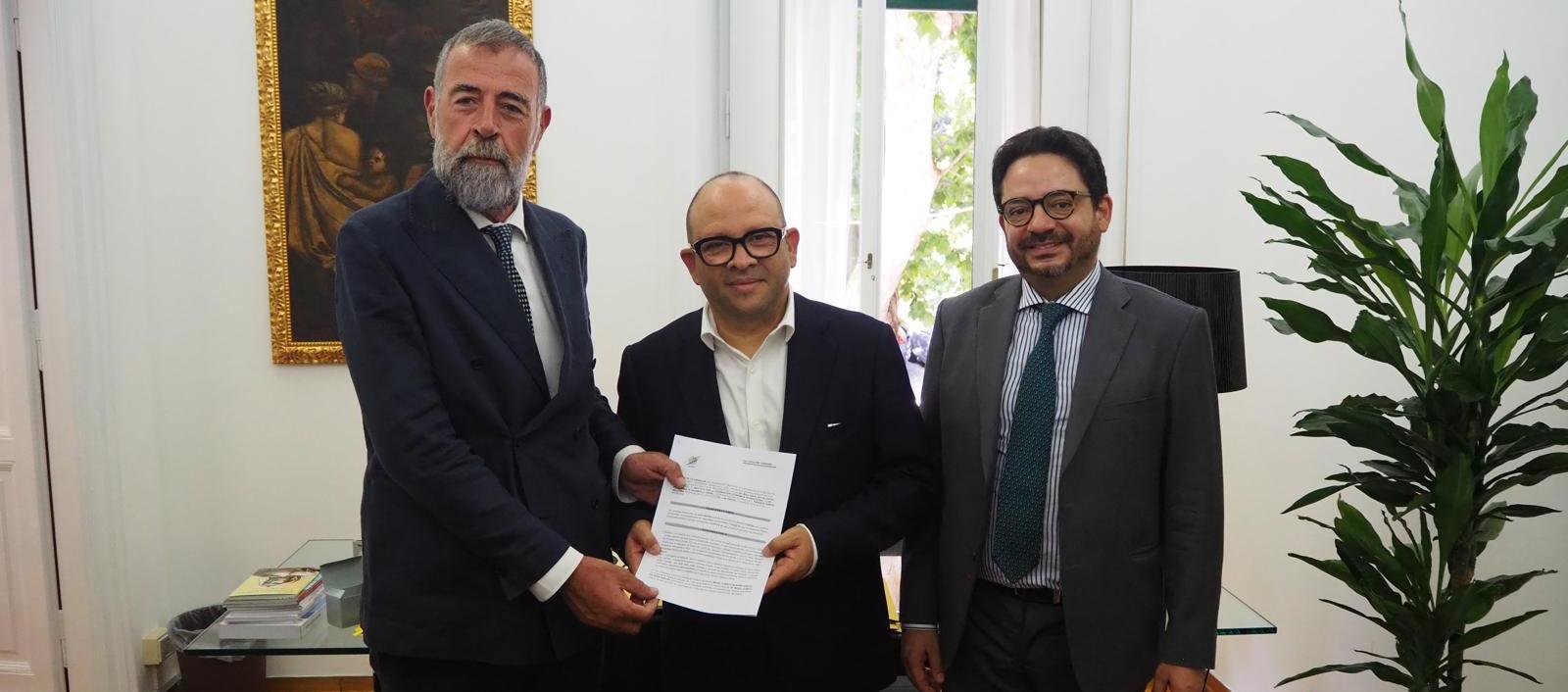 Acto protocolario de la firma del convenio internacional. 