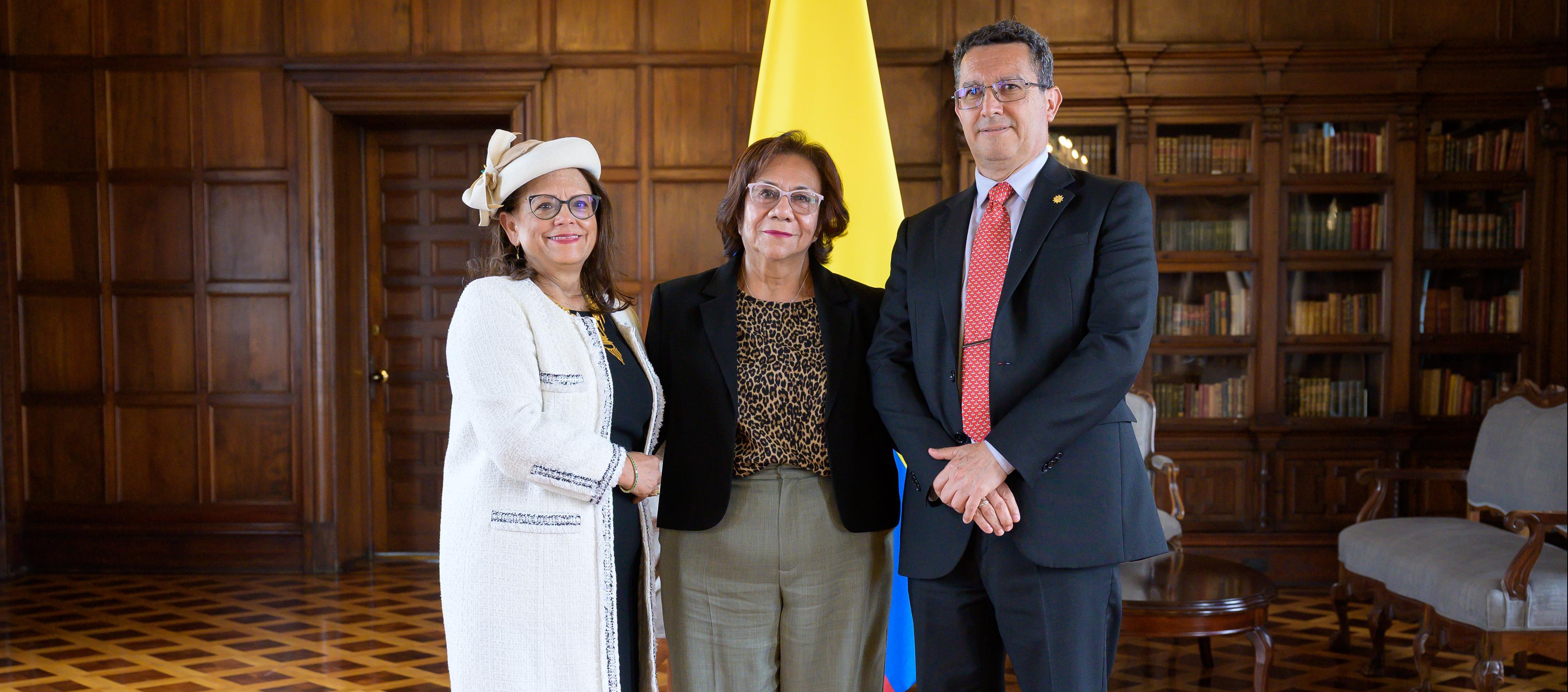 La ministra de Relaciones Exteriores, Rosa Villavicencio, con los nuevos embajadores. 