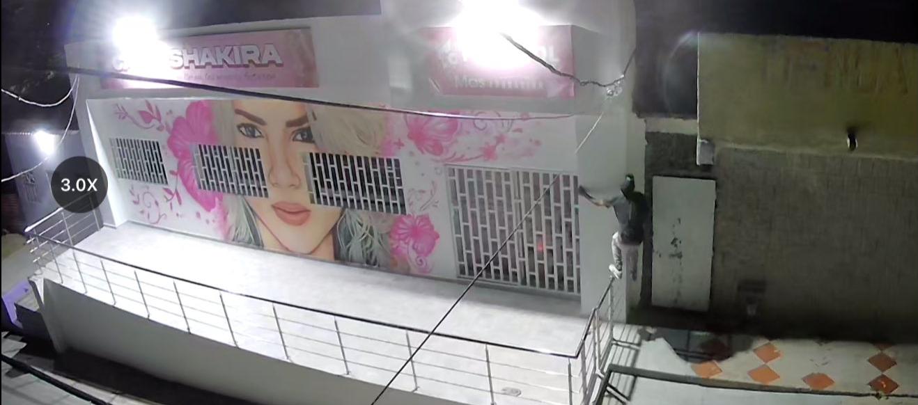 Momentos en que se observa a uno de lo delincuentes en el lugar. 