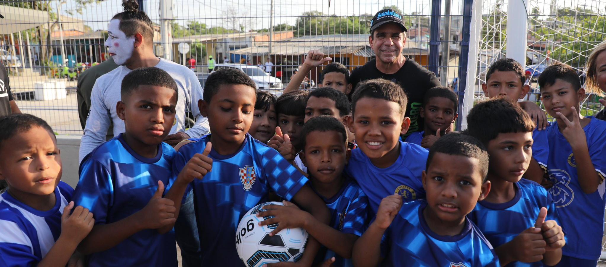 El Alcalde de Barranquilla, Alex Char, con los niños del barrio.