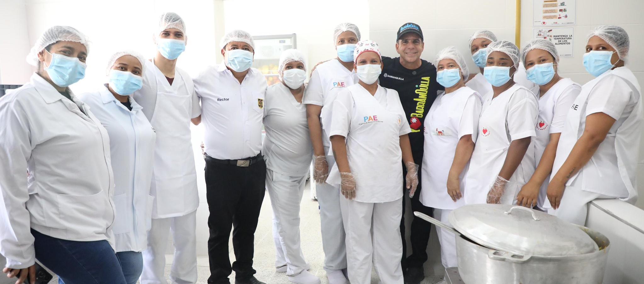 El Alcalde Alex Char entregando la cocina.