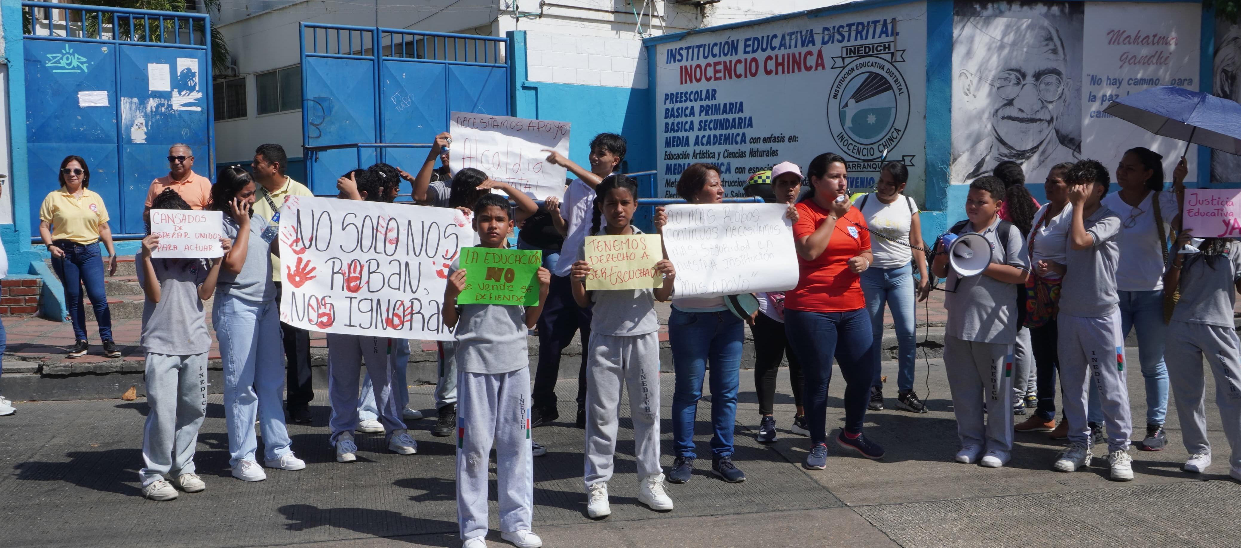 El plantón se realizó en la entrada al colegio. 
