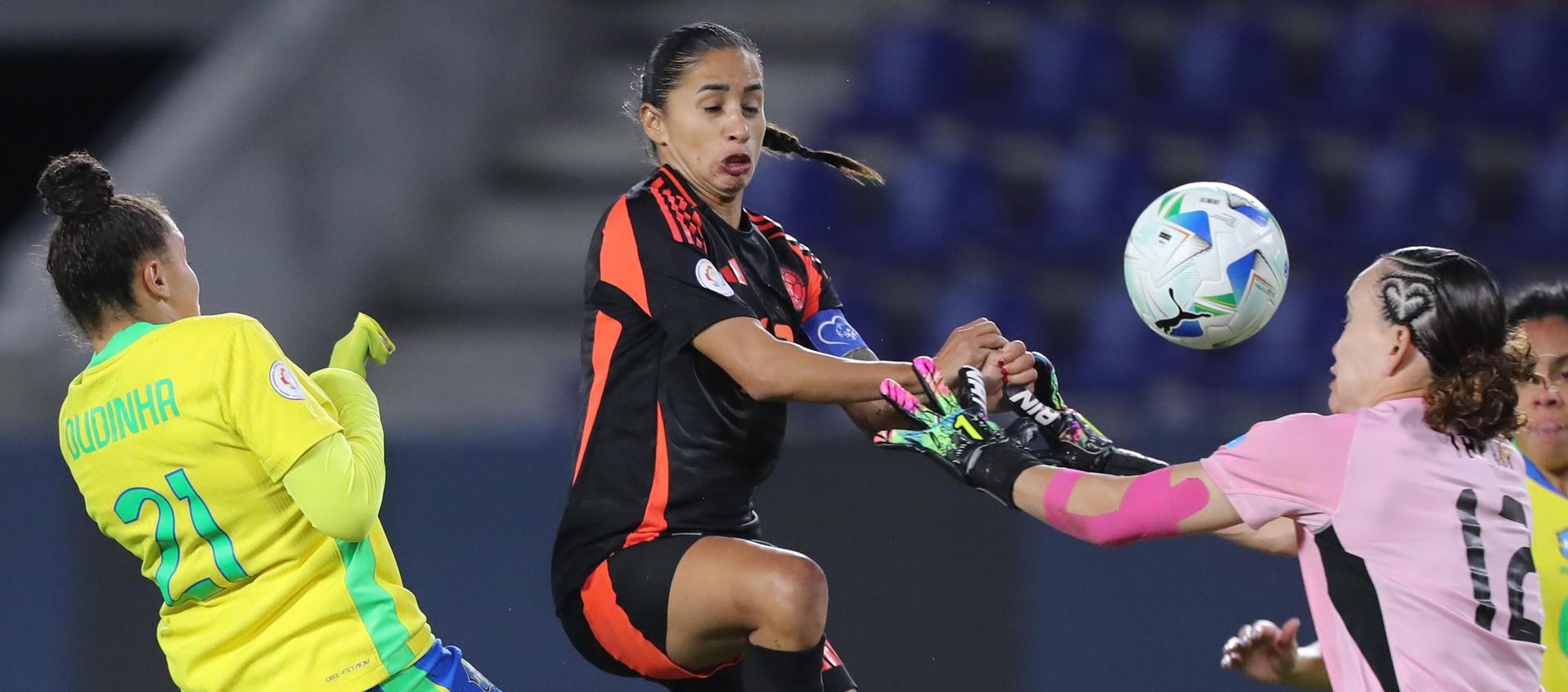 Aspecto del juego de este viernes entre Colombia y Brasil. 