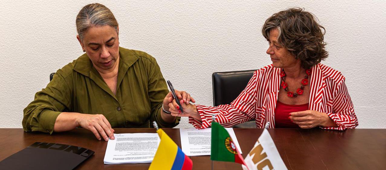 Colombia y Portugal firmando convenio de pasaportes.