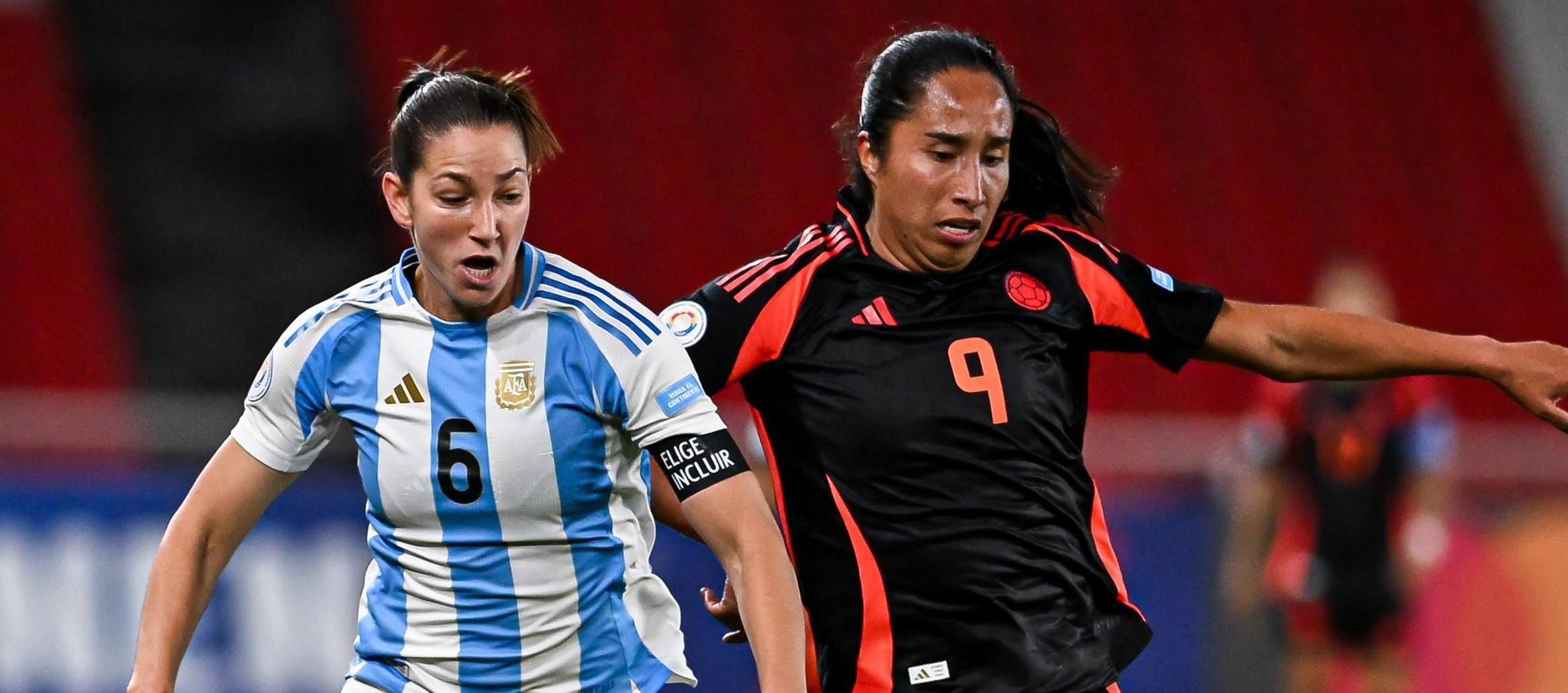 Mayra Ramírez enfrentando a una rival.