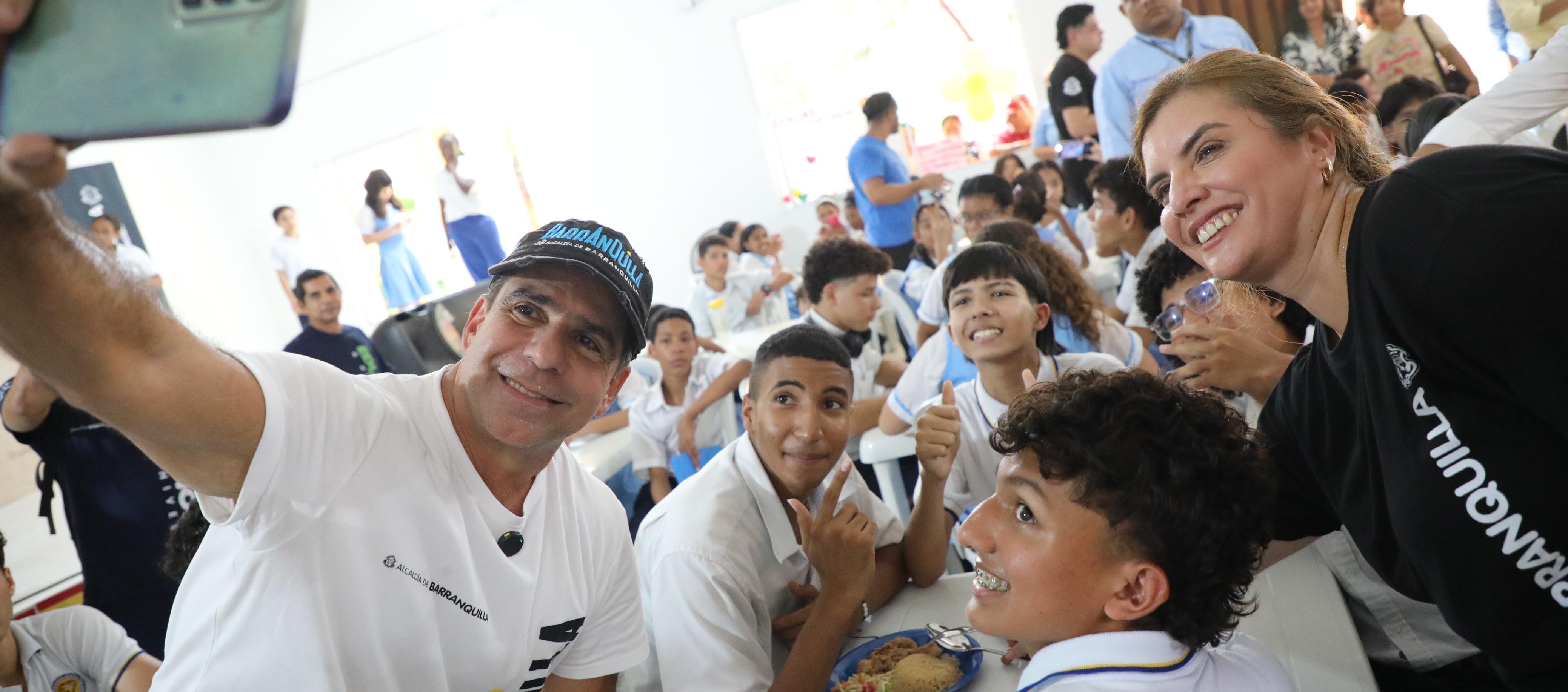 Alcalde Char en la entrega del nuevo comedor y cocina en la IED Hilda Muñoz.