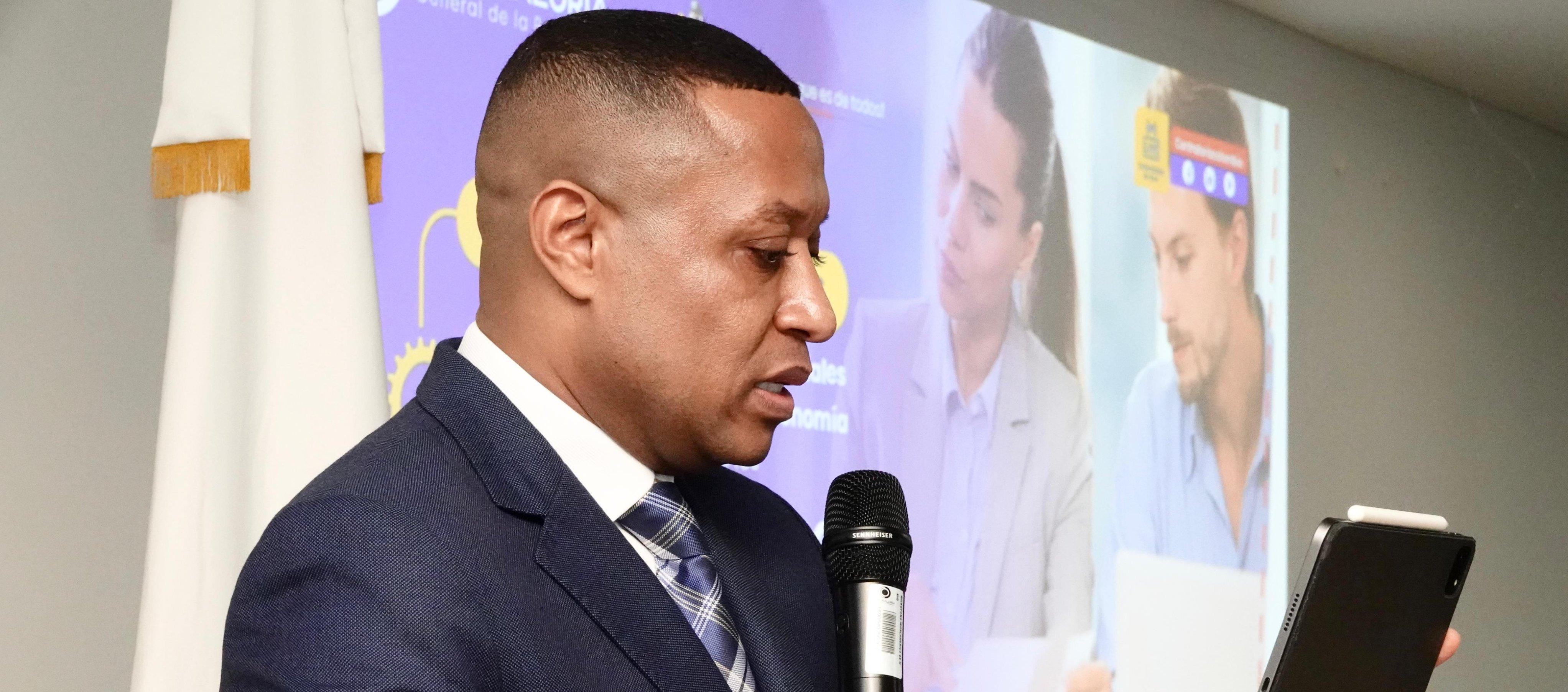 Luis Enrique Abadía, Contralor delegado para la Gestión Pública.