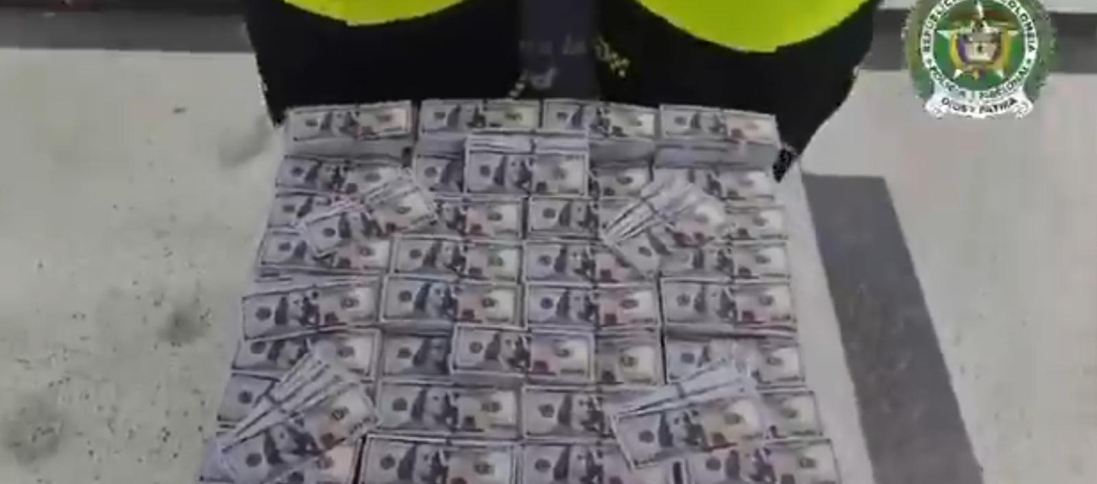 El alijo de billetes eran de 100 dólares.