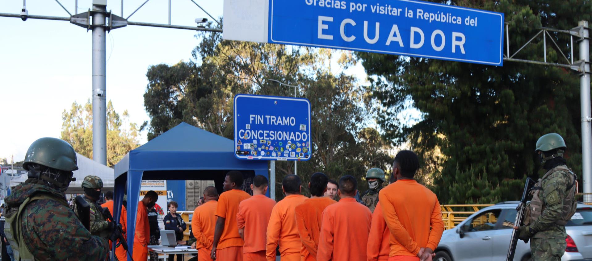 Integrantes de las Fuerzas Armadas de Ecuador custodian a presos colombianos durante su proceso de deportación.