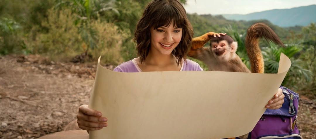 Dora es interpretada por Samantha Lorraine.