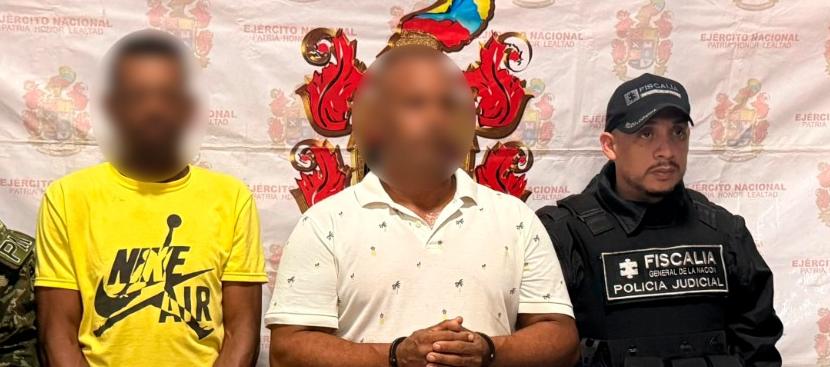 Los dos capturados con el armamento esta tarde en el barrio Villanueva. 