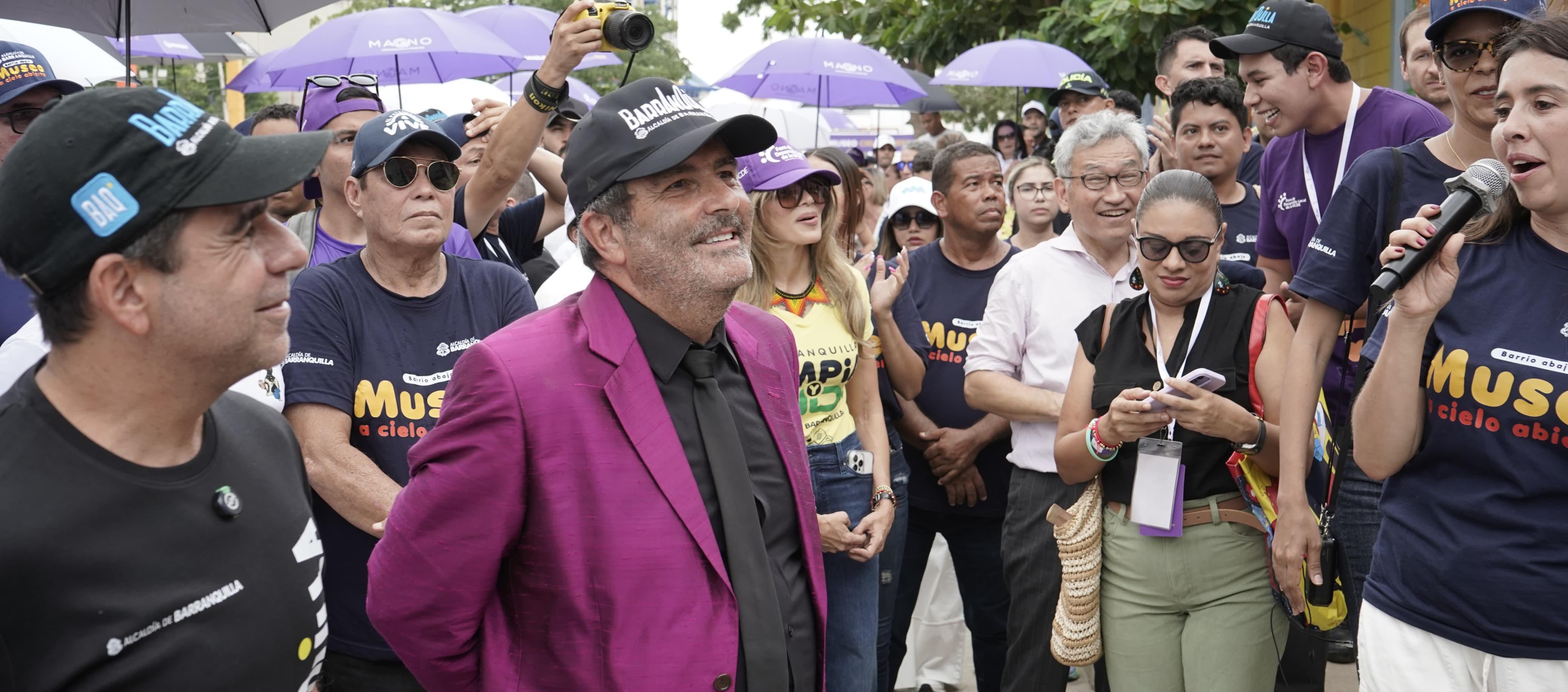 Economista Xavier Sala I Martín durante recorrido en barrio Abajo. 