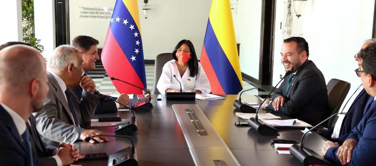 Delcy Rodríguez, vicepresidenta de Venezuela, y el Ministro de Minas y Energía, Edwin Palma.