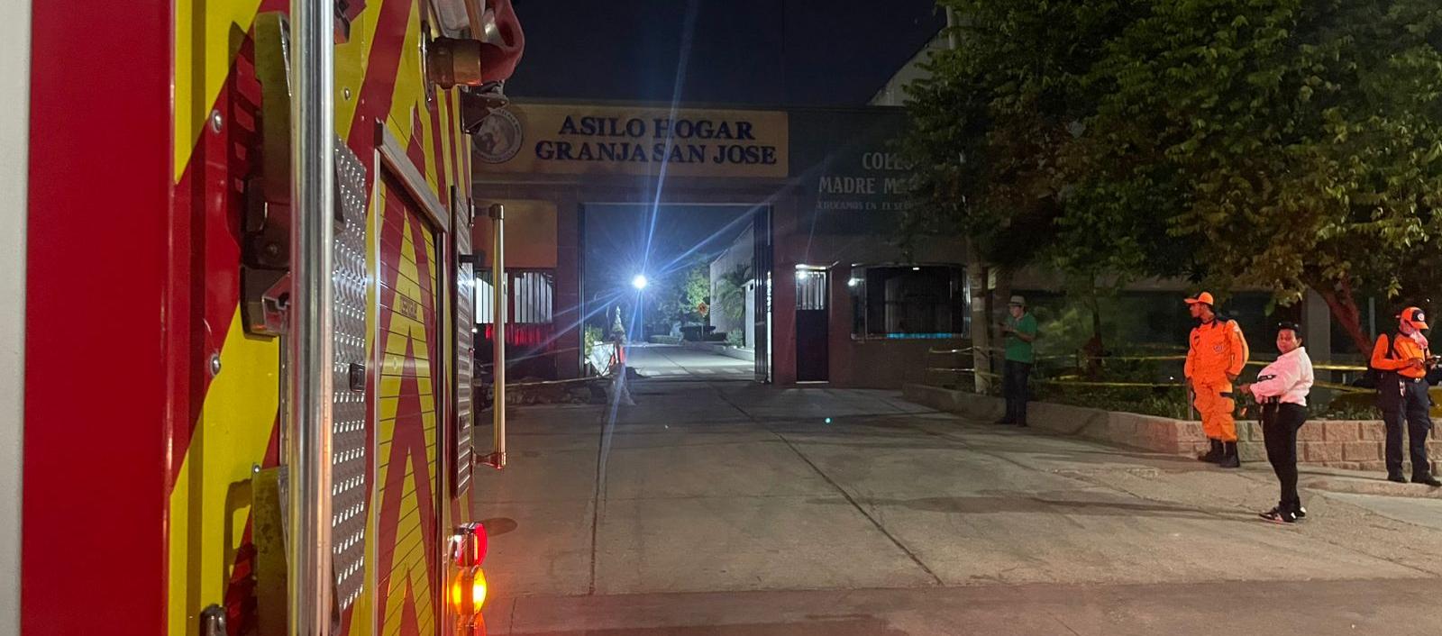 Los bomberos en el lugar de la emergencia. 
