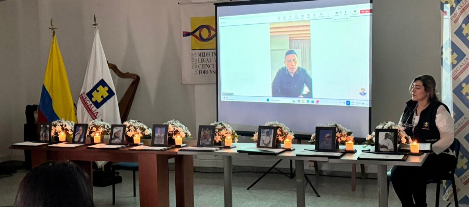 Momento del acto de entrega de manera simbólica de los cuerpos de las víctimas.