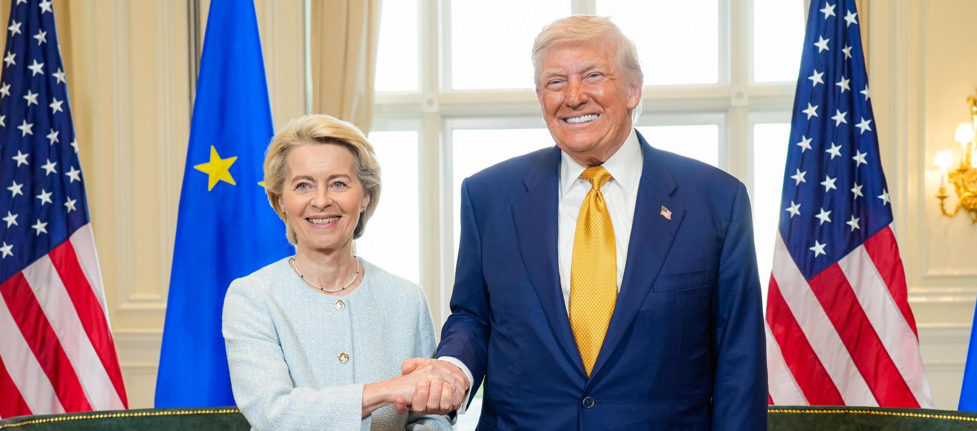 La presidenta de la Comisión Europea, Ursula von der Leyen, posando junto al Presidente de Estados Unidos, Donald Trump.