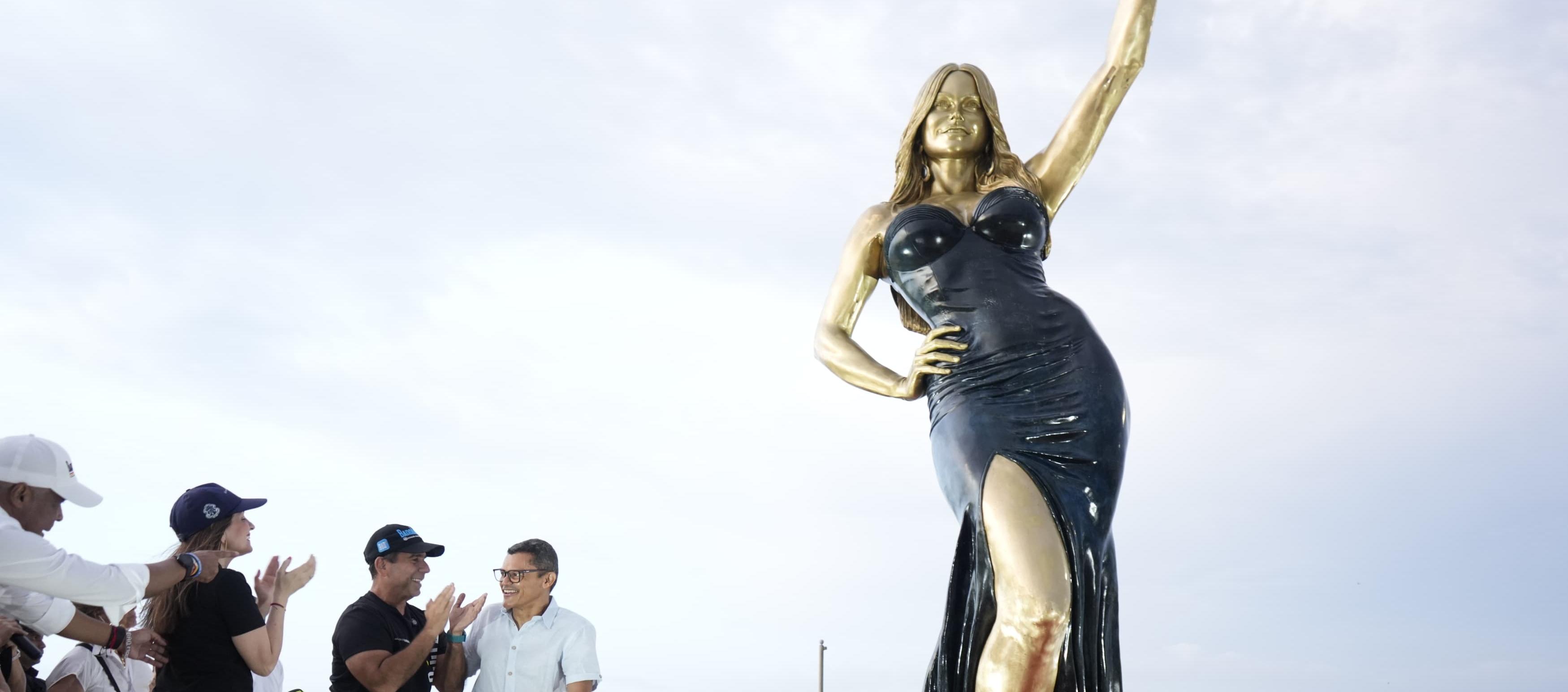 La estatua fue develada el día anterior en el Gran Malecón del Río. 