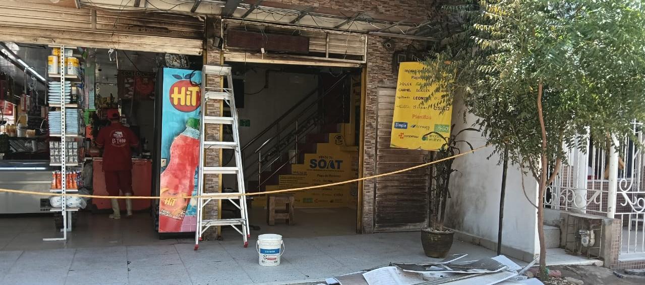 Aspecto del negocio tras ser atacado con fuego. 