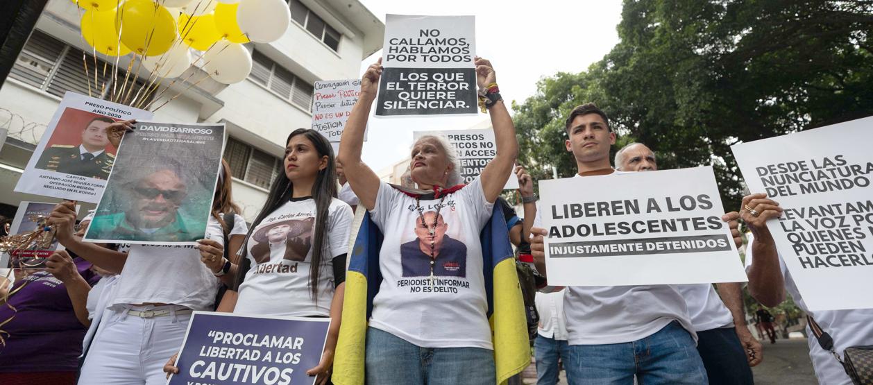 Personas participan en una manifestación por la libertad de los presos políticos.