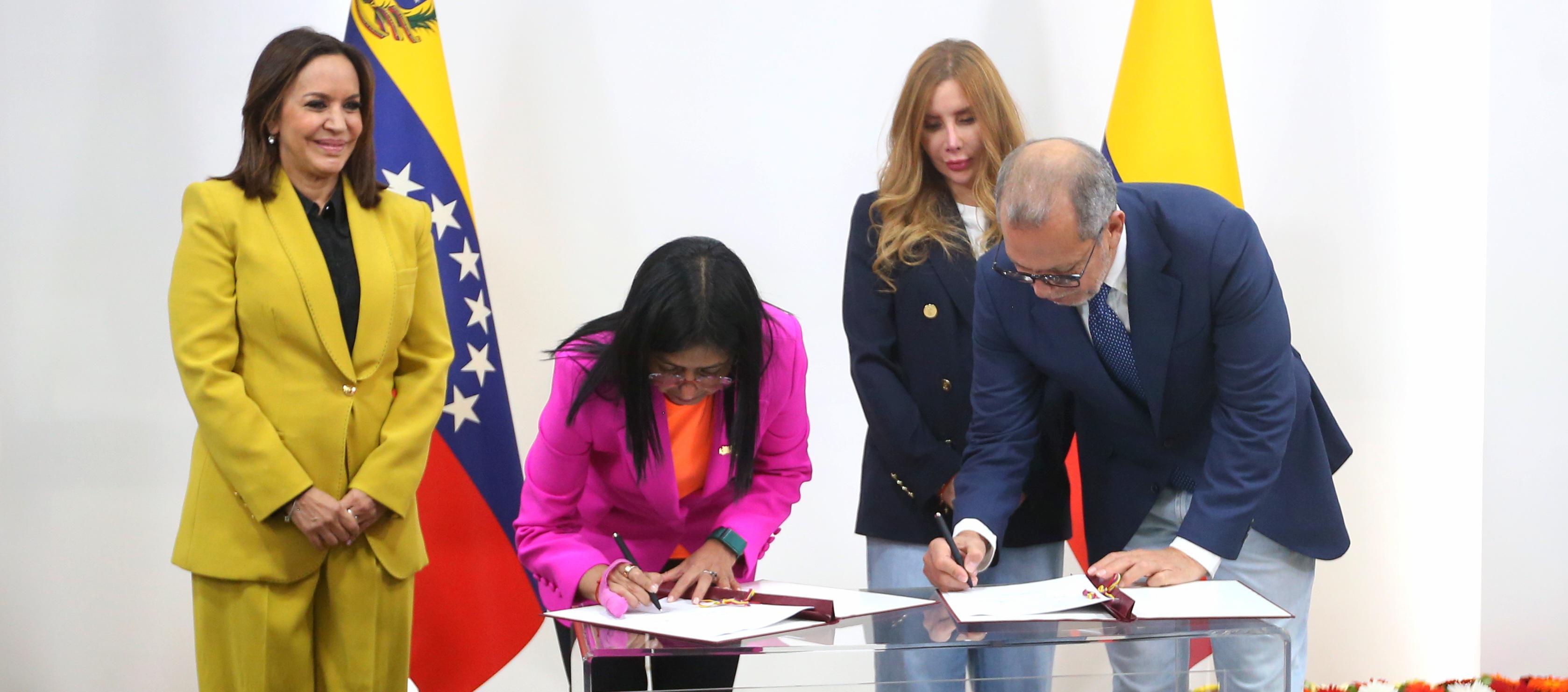 Momento en que se firmó memorando.