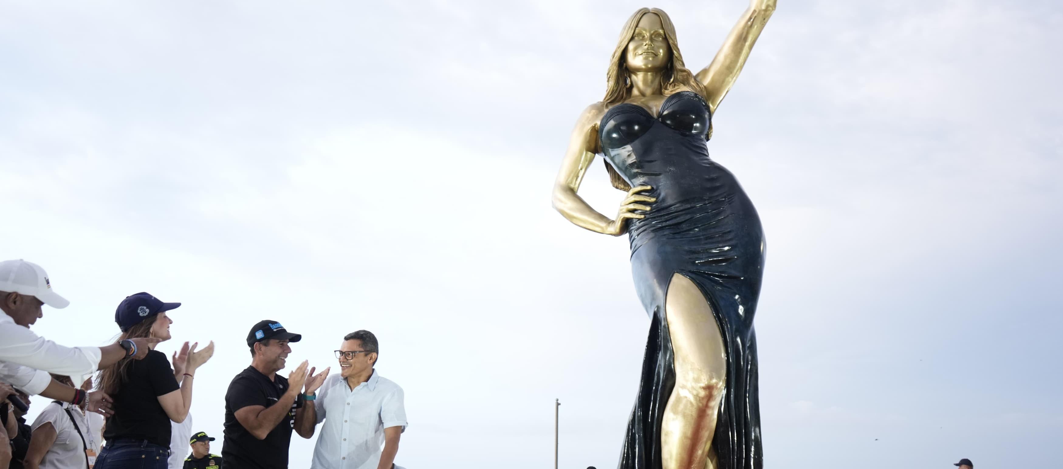 Alcalde Char en la estatua de Sofía Vergara