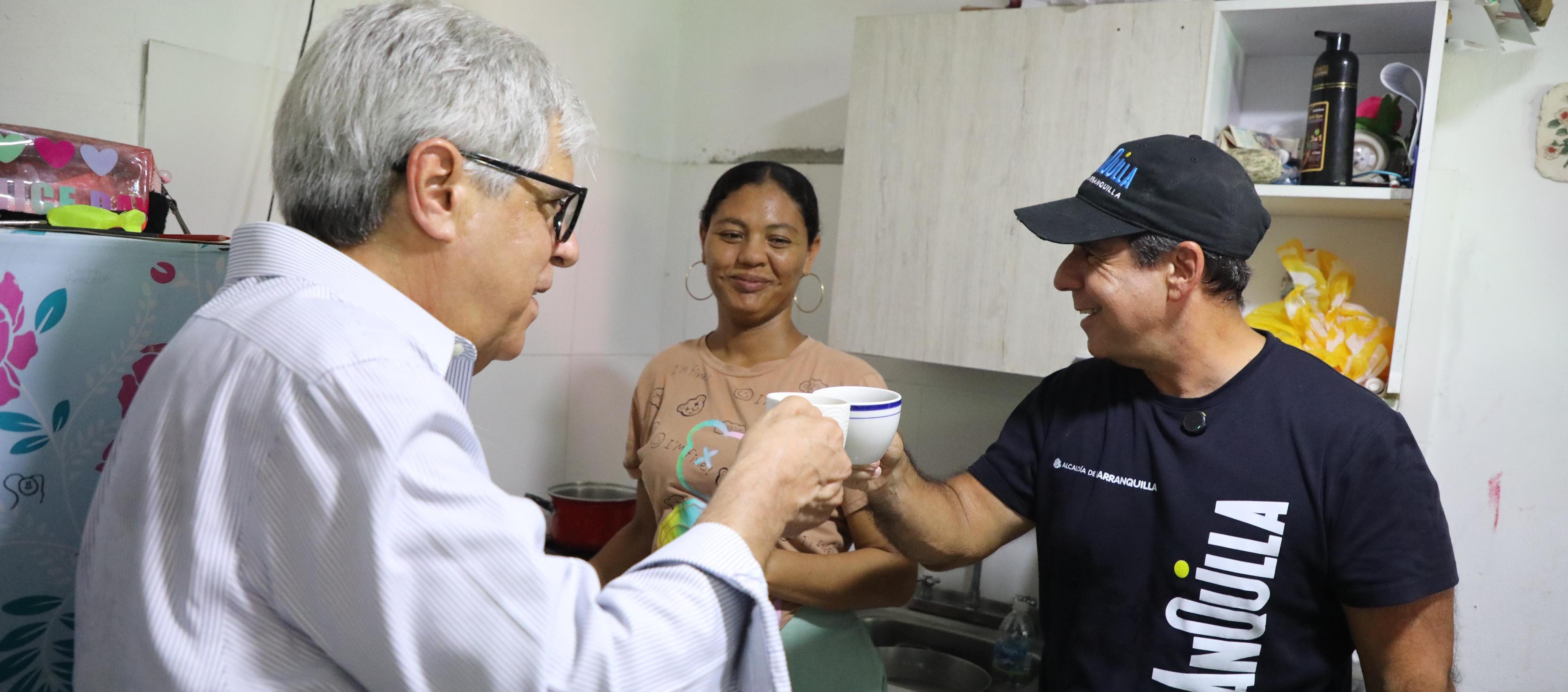 Alcalde Alejandro Char junto al gerente de Gases del Caribe, Ramón Dávila, y Yuliany De la Matta, beneficiaria.