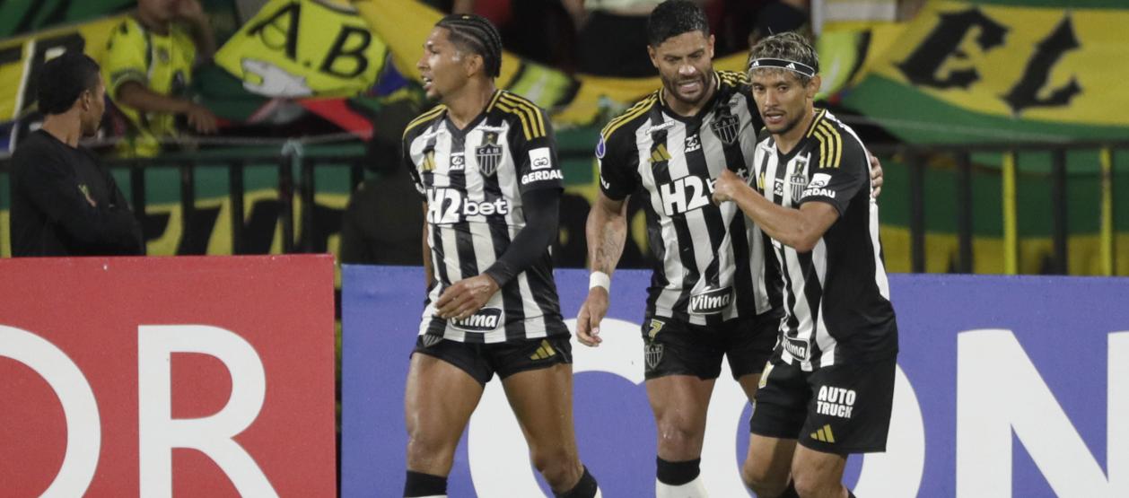 Hulk celebrando su gol.