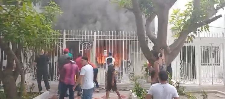 Momento del incendio en una vivienda del norte de Barranquilla. 