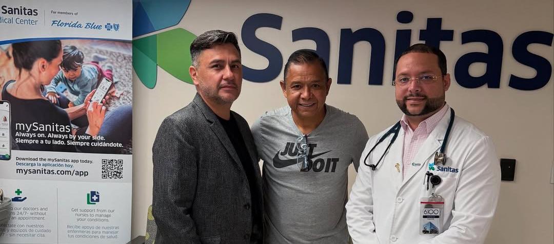 Iván Valenciano con el equipo médico que lo ha atendido.