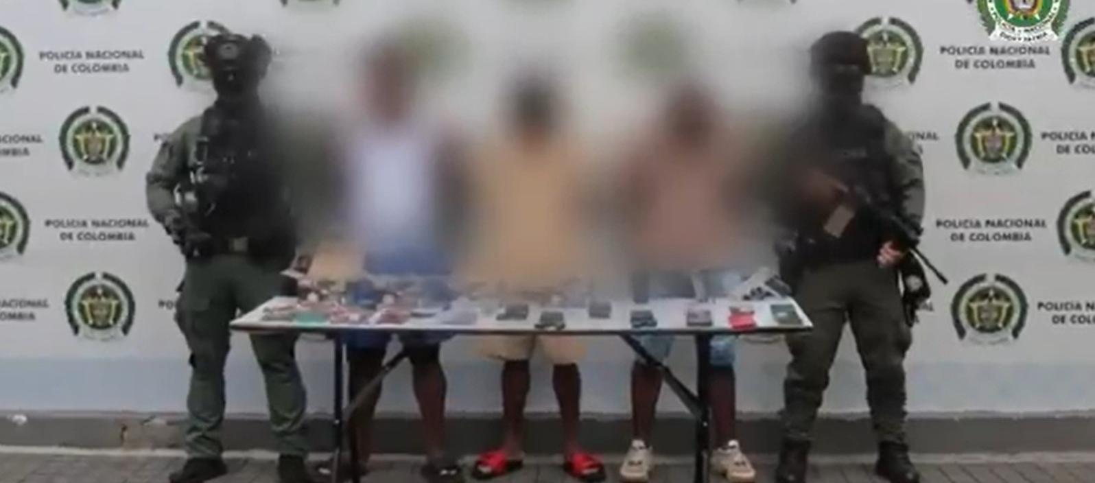 Las autoridades junto a los tres capturados.