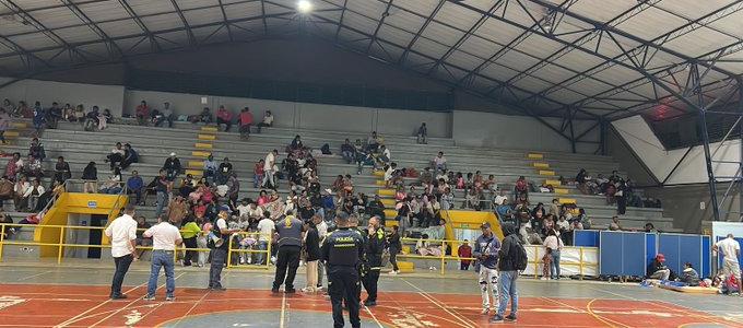 Los desplazados llegando al coliseo de Jamundí. 