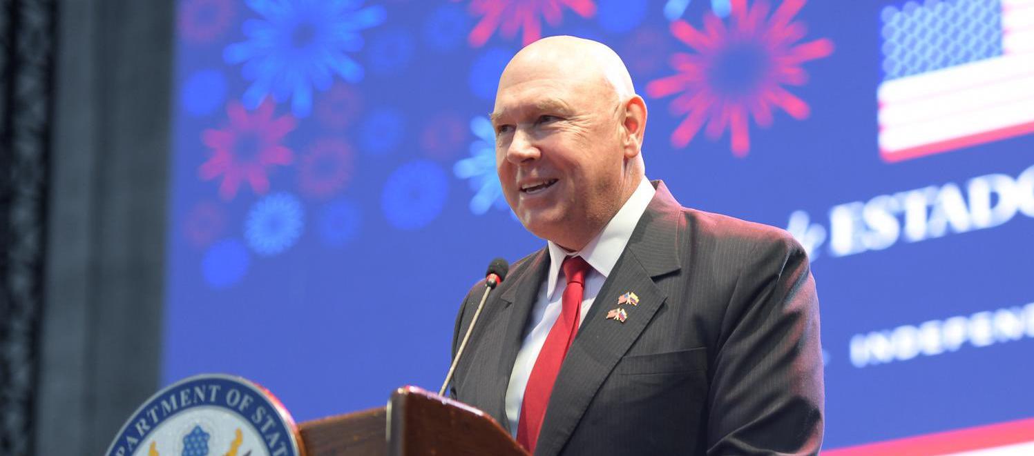 John T. McNamara, encargado de Negocios de Estados Unidos.