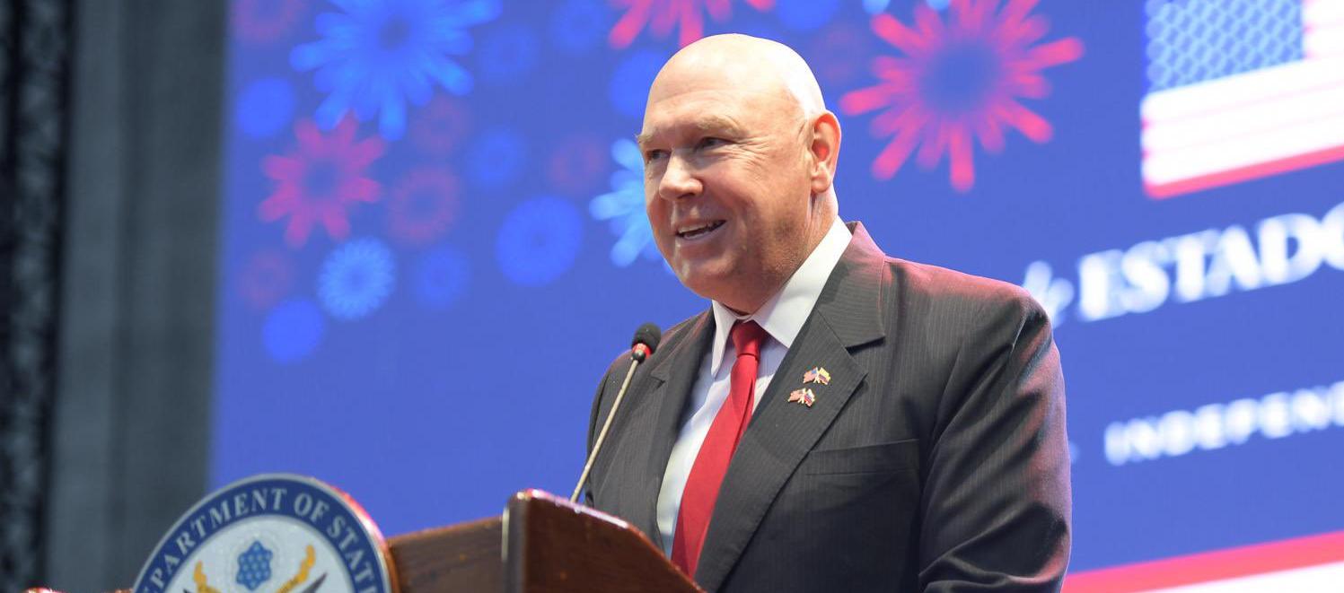 John McNamara, jefe de la misión diplomática de los Estados Unidos.