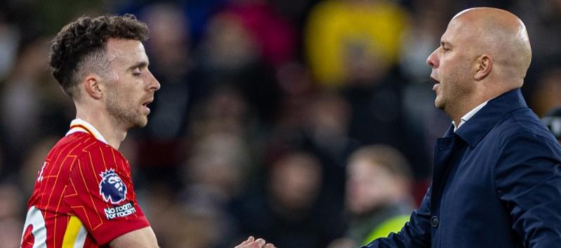 Diogo Jota y el técnico de Liverpool, Arne Slot.