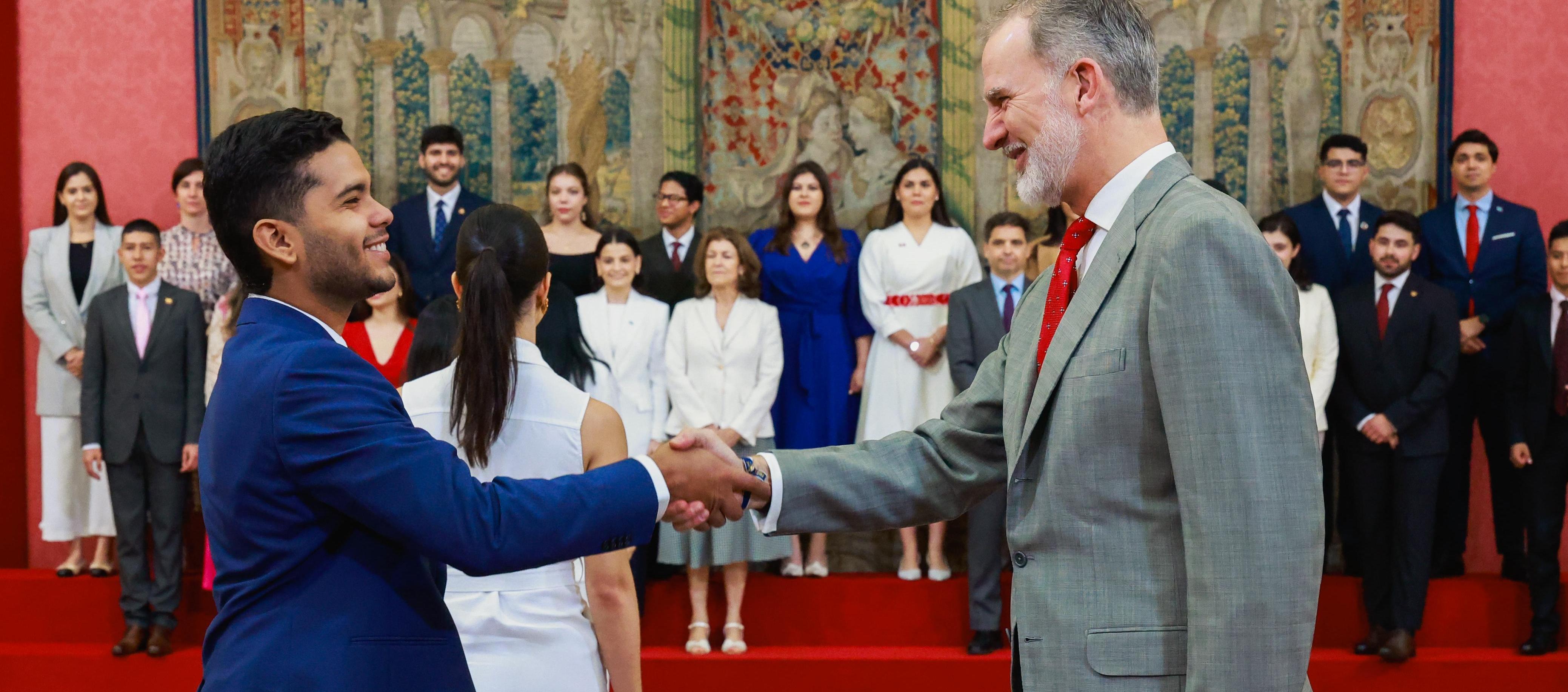 Juan Bernardo López Rodríguez saludando al Rey Felipe VI de España.