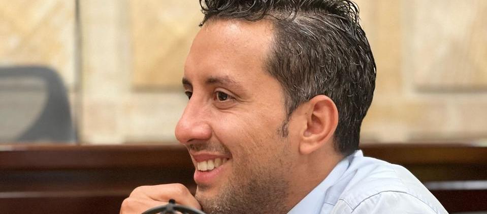 El representante Julián López.