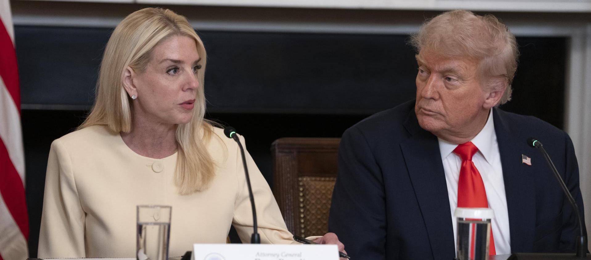 La fiscal general de Estados Unidos, Pam Bondi, y Donald Trump.