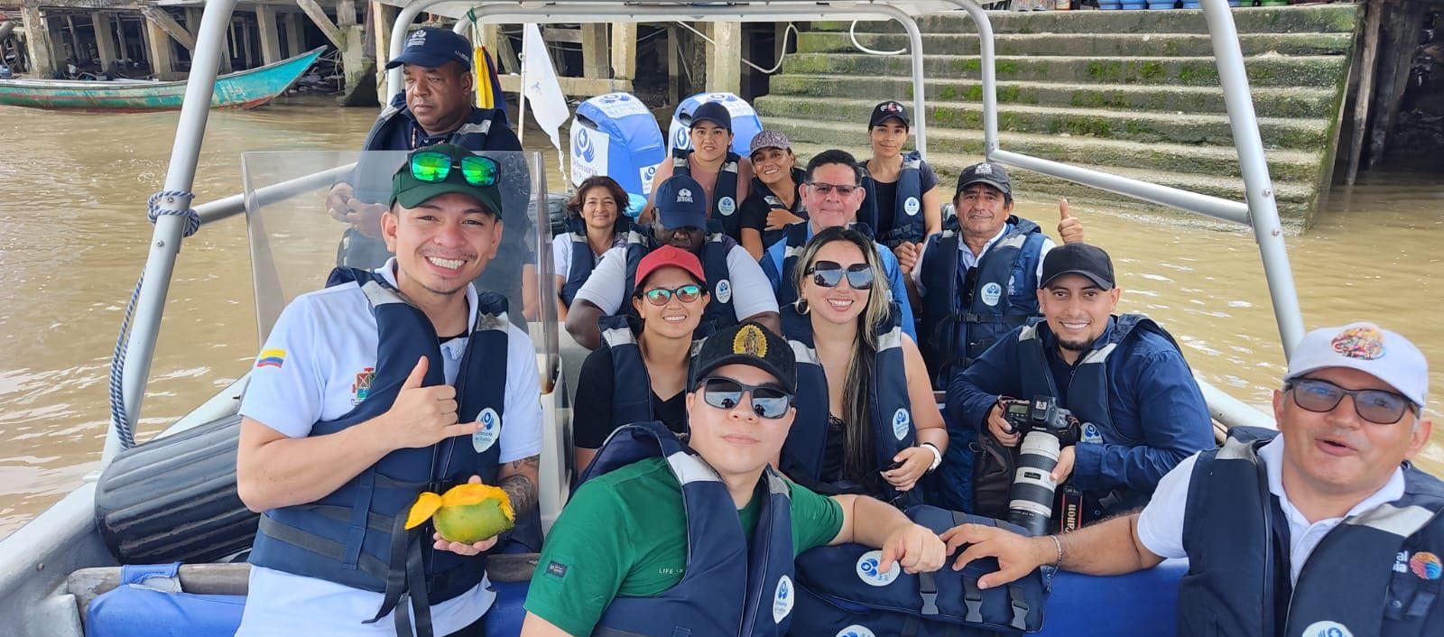 Los contratistas liberados junto con la comisión humanitaria. 