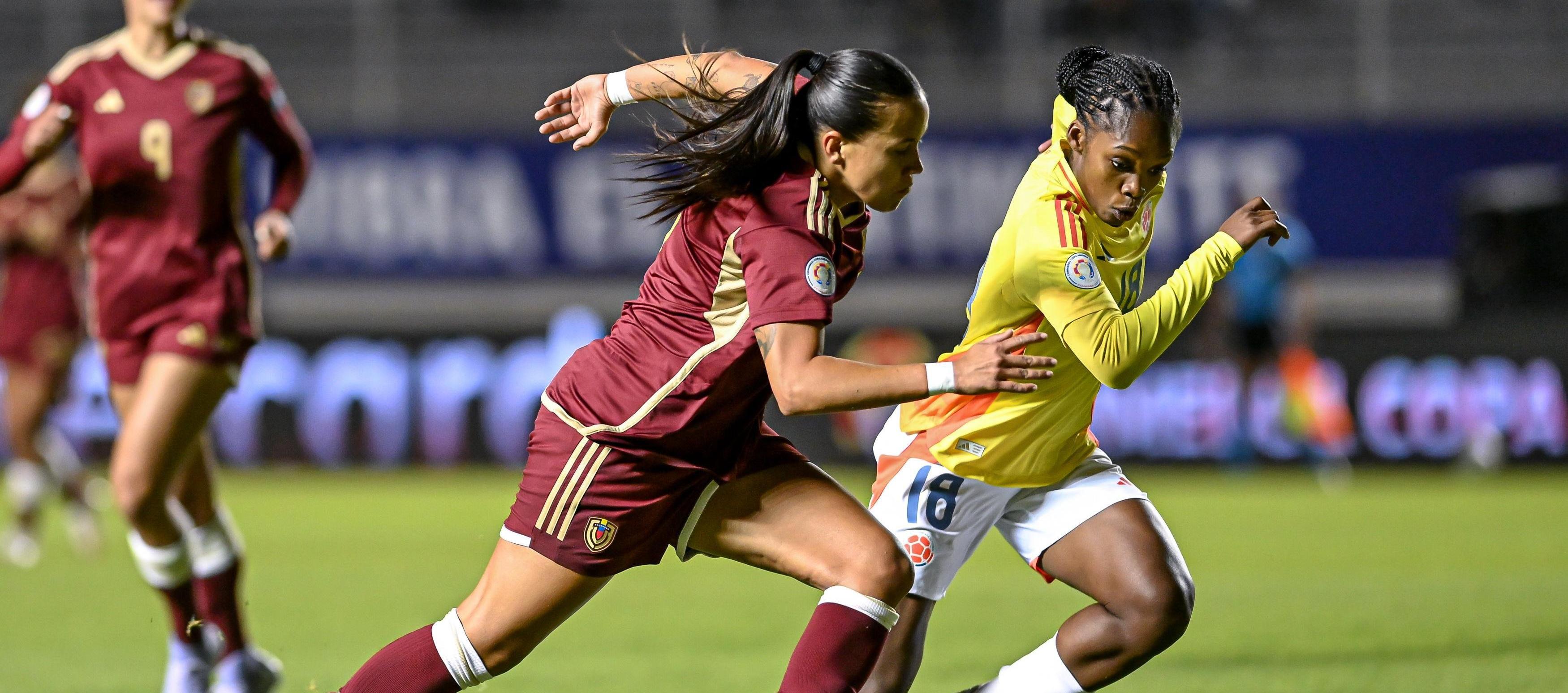 Linda Caicedo disputando el balón con una rival.