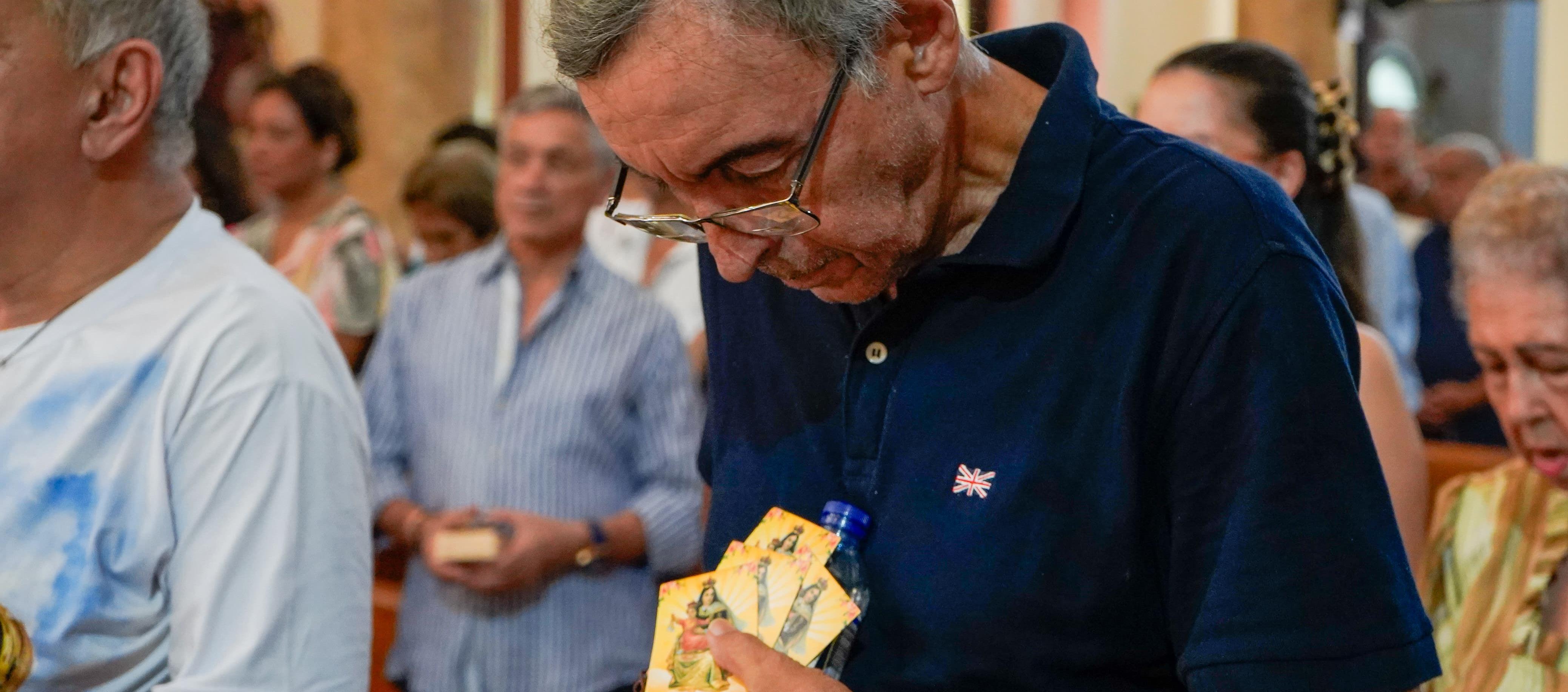 Algunos asistentes lucieron camisetas e imágenes alusivas a la Virgen del Carmen.