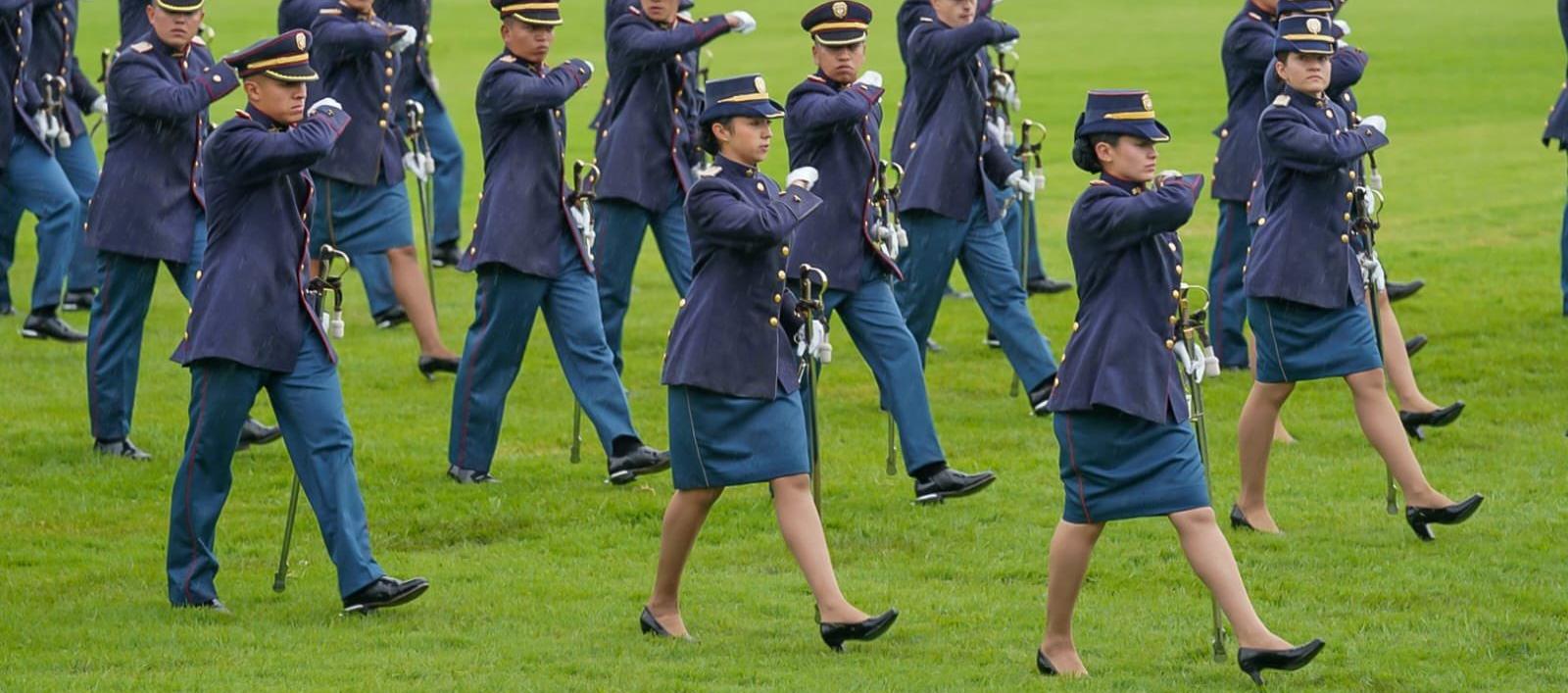 Mientras los hombres se muestran como aguerridos y armados, ellas aparecen con flores, mascotas o trajes con falda. 