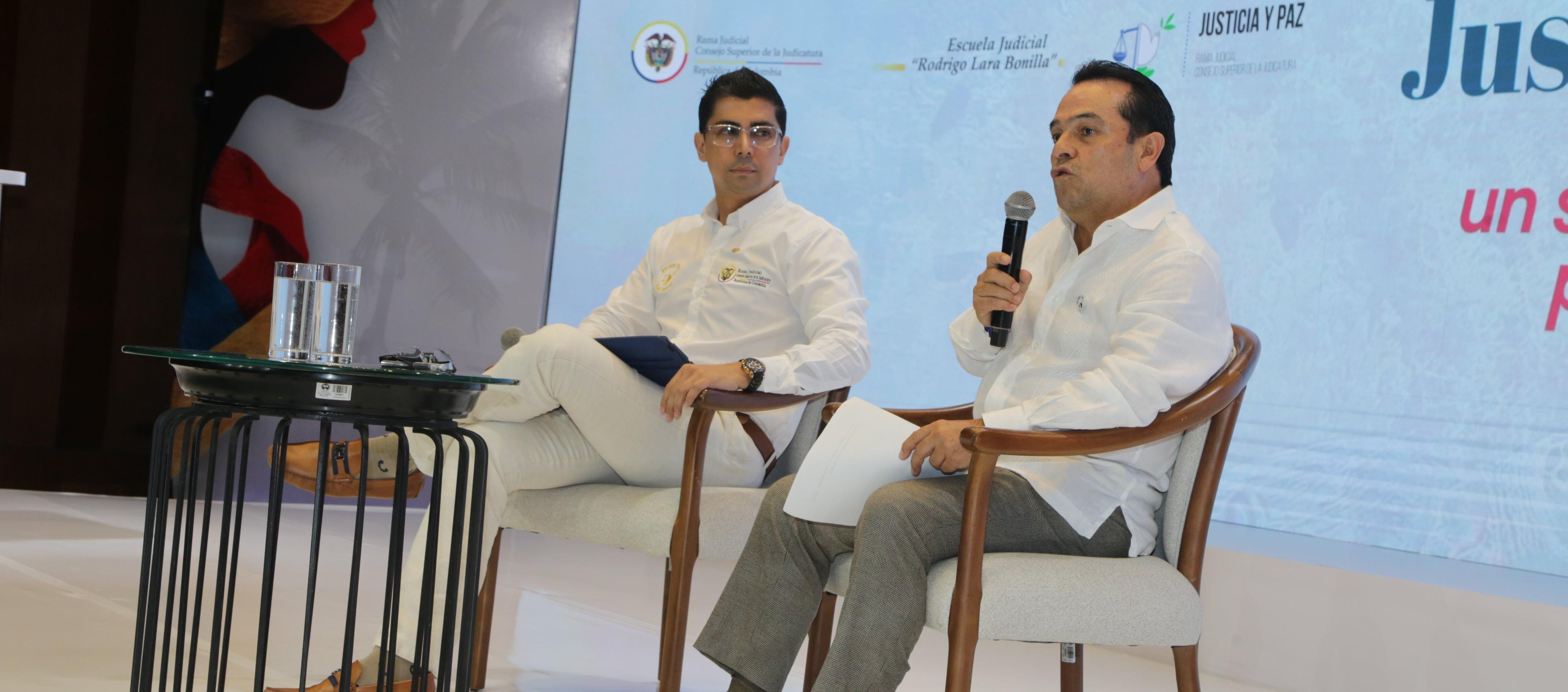 El magistrado Sala de Justicia y Paz Tribunal Superior de Barranquilla, Carlos Andrés Pérez Alarcón (izquierda).