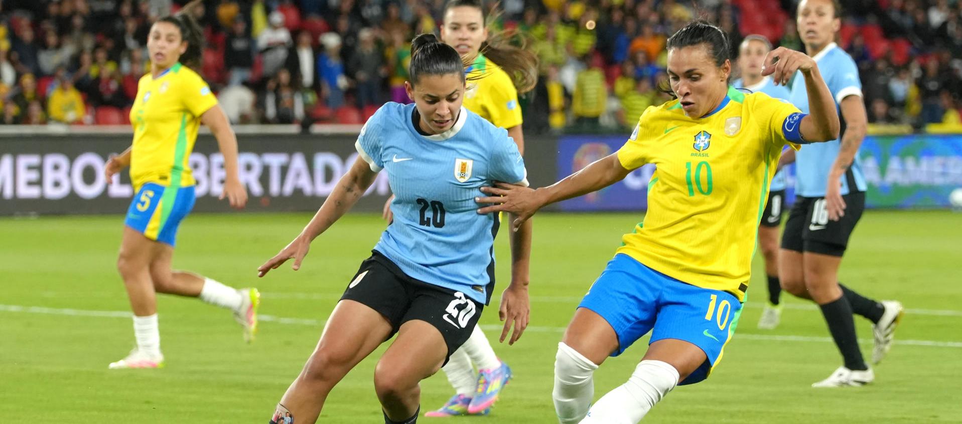 Marta, de Brasil, disputa el balón con Angela Gómez, de Uruguay.