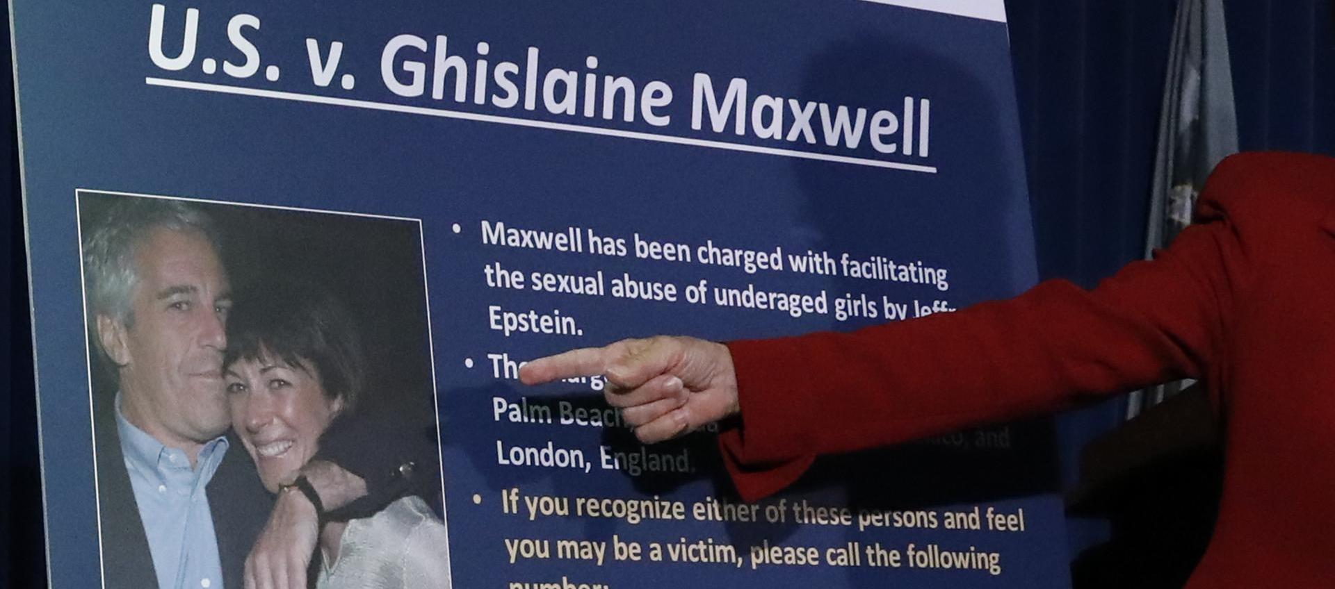 Detalle de un cartel en el que aparece una fotografía de Jeffrey Epstein y su expareja, Ghislaine Maxwell, durante una audiencia de un juicio en contra de Maxwell, en Nueva York (NY, EE.UU.).