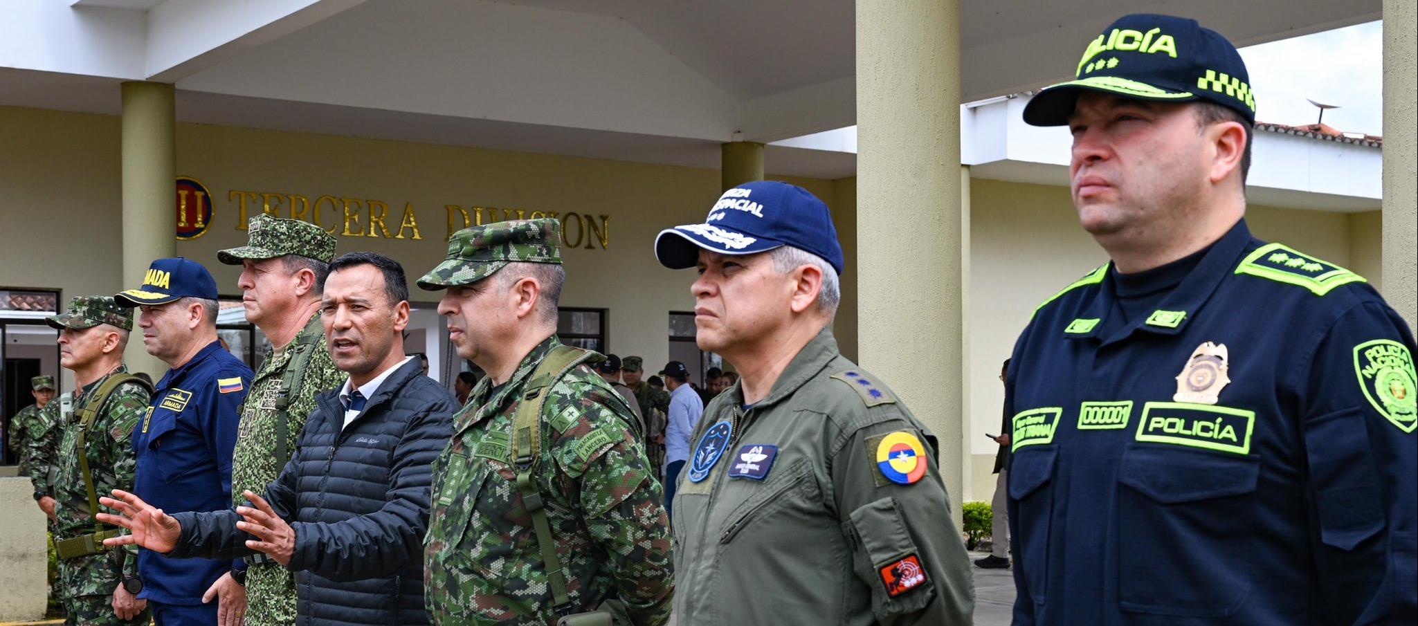 El Ministro de Defensa, Pedro Sánchez, y la cúpula de la Fuerza Pública.