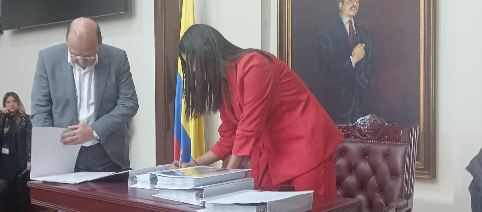 El Ministro de Hacienda, Germán Ávila, radicando el proyecto.