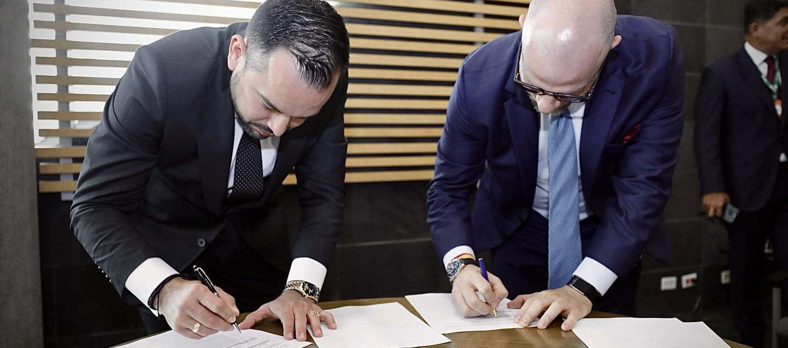 El ministro Edwin Palma con integrantes de la junta directiva de Monómeros. 