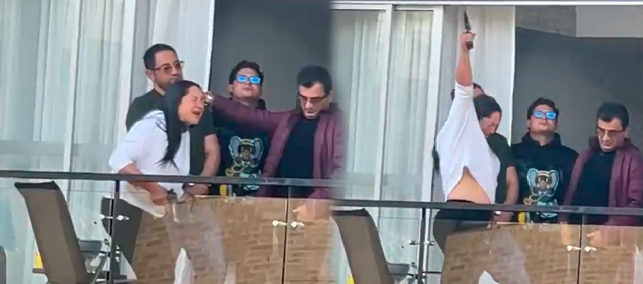 Mujer disparando en Bogotá.